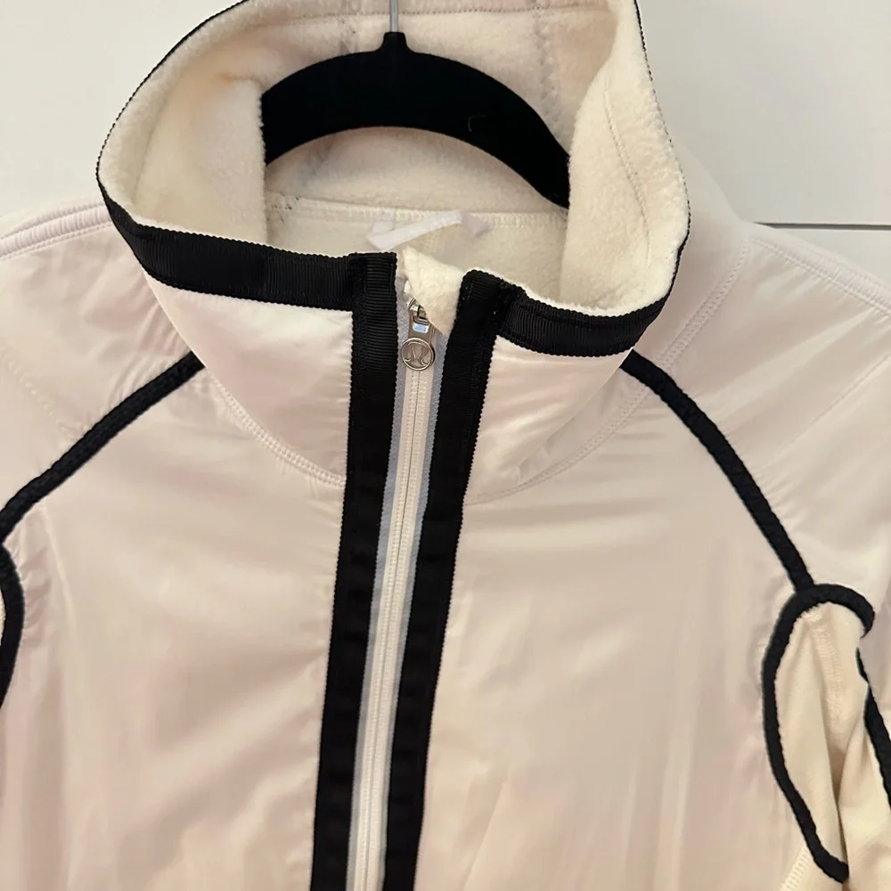 LULULEMON 8 Run Bundle Up Woman white with black edging activewear Jacket - Picture 4 of 16